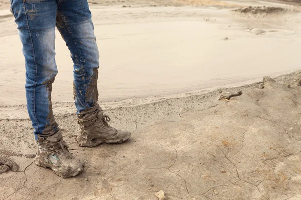 Muddy and dirty Hiking Boots and blue jeans — Stock Photo, Image