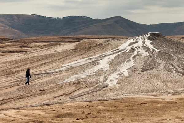Persoon lopen op modder vulkanen — Stockfoto