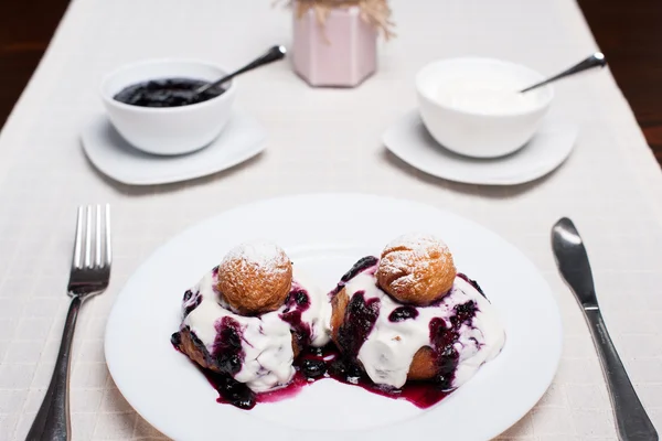 Donuts with jam and cream — Stock Photo, Image
