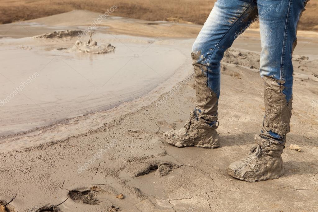 Джинсы мужские грязные. Детские грязная одежда. Обувь для грязи. Рваная грязная одежда. Бездомные молодые девушки.