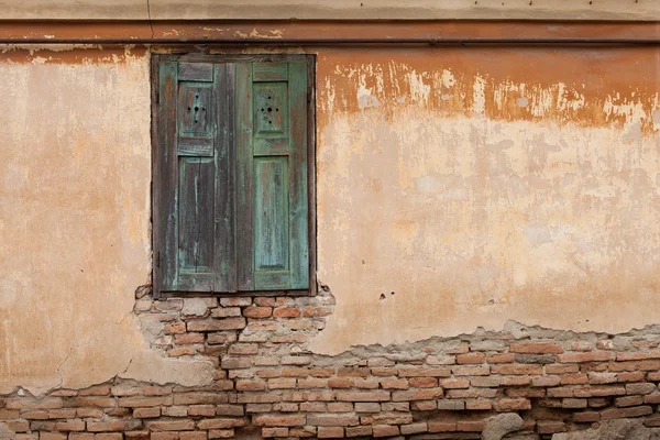 Gamla smutsiga fönster på gamla smutsiga vägg — Stockfoto