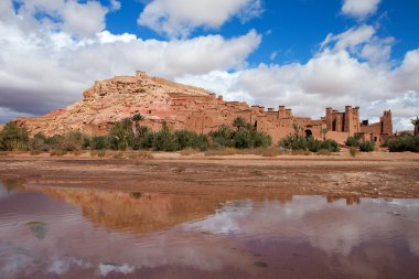 Kasbah AIT Benhaddo çamur evlerde ile müstahkem şehir (Ksar)