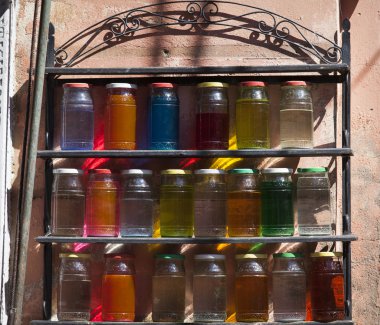 Fas parlak renkli şişe