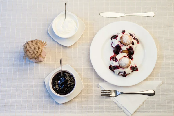 Donuts with jam and cream — Stock Photo, Image