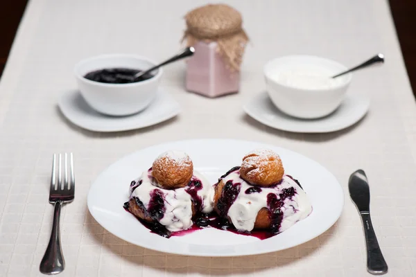 Donuts with jam and cream — Stock Photo, Image