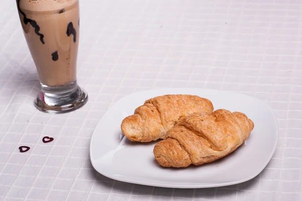 Два круассана и один кофе за завтраком — стоковое фото
