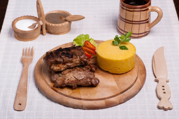 Meat with polenta on the wood with re wine — Stock Photo, Image