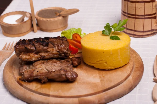 Meat with polenta on the wood with re wine — Stock Photo, Image
