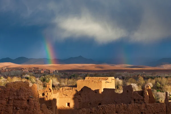 Regenbogen über marokkanischem Dorf in Wüste — Stockfoto