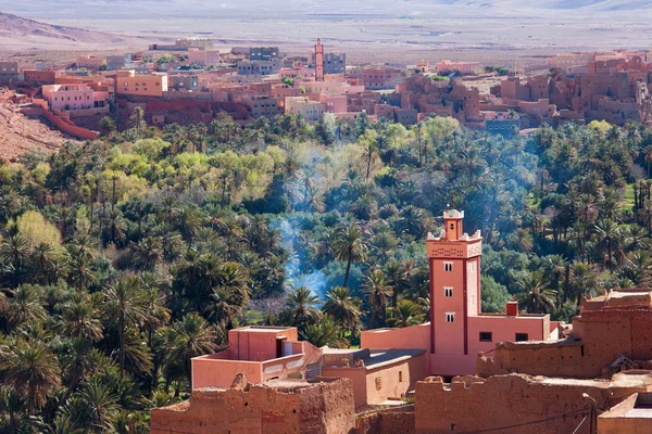 Mezquita en Marruecos con pueblo y bosque de palmeras —  Fotos de Stock