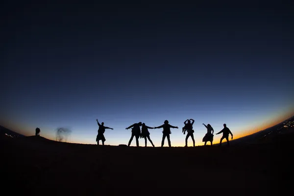 Groep van gelukkig op de top van een berg in de Saharawoestijn, — Stockfoto