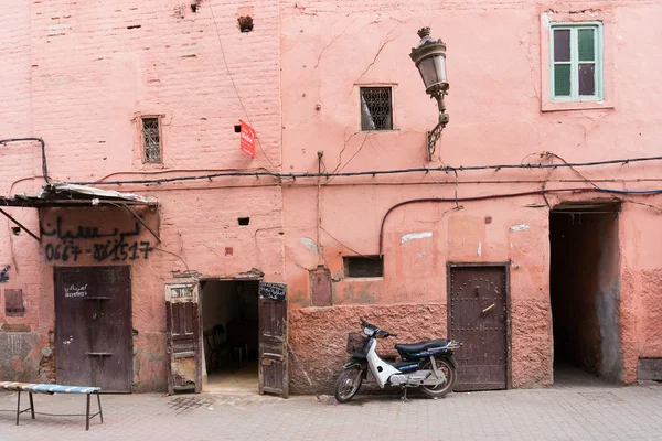 Small street in Marrakech's medina (old town). In Marrakech the — Stock Photo, Image