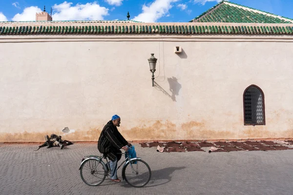 MARRAKESH, MOROCCO - February 23: Arab workers near the Koutoubi — Stock Photo, Image