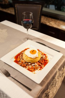 domuz eti pan adet pişirilmiş sarımsak ile geleneksel peynir,