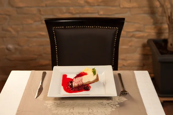 Dessert - Cheesecake with Berries Sauce and Green Mint - Slice o — Stock Photo, Image