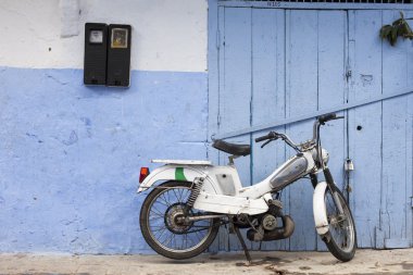 Scooter mavi şehir: chefchaouen, morocco Medine Caddesi üzerinde