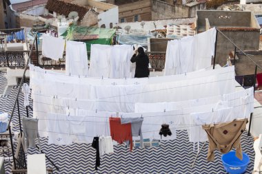 Kuru elbiseleriyle geleneksel: chefchaouen, morocco