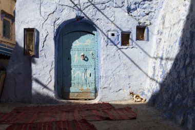 geleneksel kapıların mavi şehir: chefchaouen, morocco