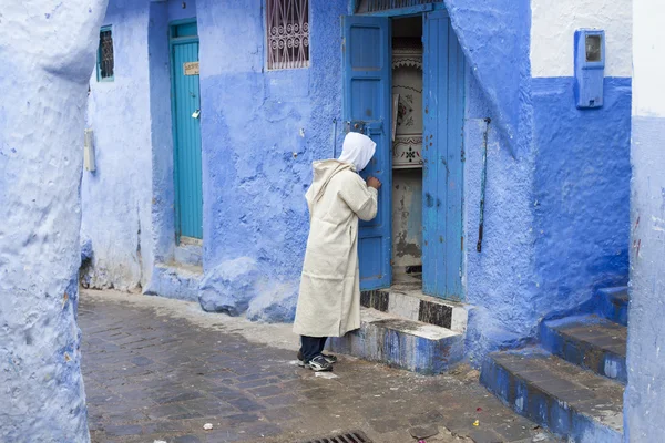 Calle en medina de ciudad azul Chefchaouen, Marruecos — Foto de Stock