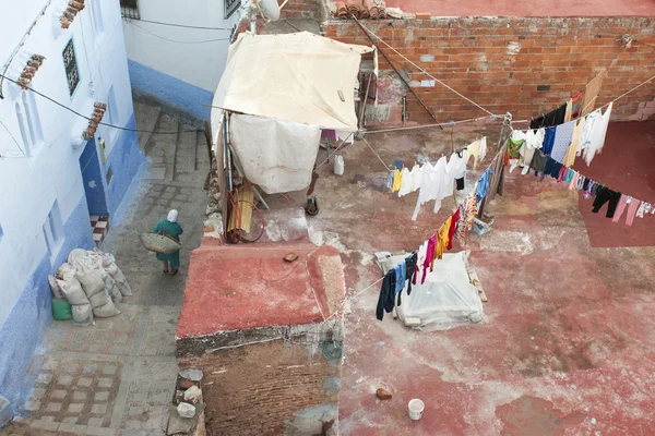 Straat in medina van blauwe stad chefchaouen, Marokko — Stockfoto