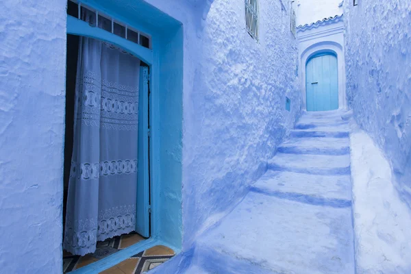 青い街シャウエン、モロッコのメディナ通り — ストック写真