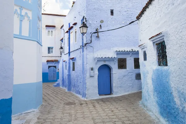 Ulica w medynie miasta miasto niebieski chefchaouen, Maroko — Zdjęcie stockowe