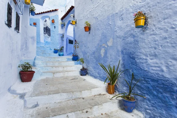 青い街シャウエン、モロッコのメディナ通り — ストック写真