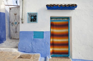 geleneksel kapıların mavi şehir: chefchaouen, morocco
