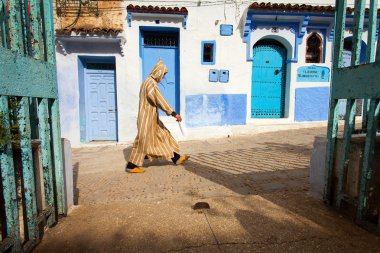 Chefchaouen, morocco, 20 Kasım: t sokakta yürüyen kişi