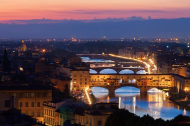 Floransa, İtalya, 20 Eylül: ponte vecchio arno gece içinde