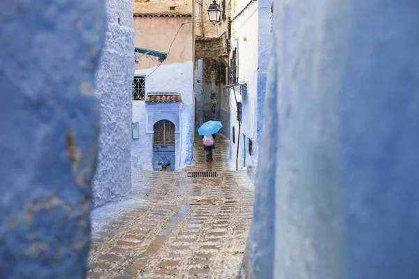 Rua em medina de cidade azul Chefchaouen, Marrocos — Fotografia de Stock