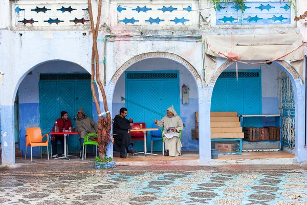 CHEFCHAOUEN, MOROCCO, NOVEMBRO 22: pessoas que ficam em um café em — Fotografia de Stock