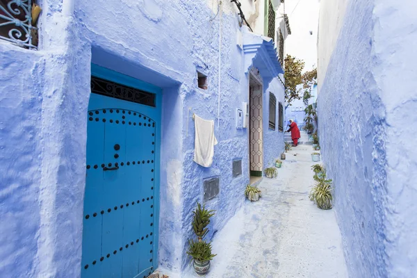 Chefchaouen, Maroko, 20 listopada: czyszczenie ulicy c niebieski — Zdjęcie stockowe