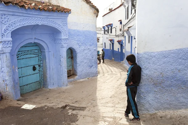 CHEFCHAOUEN, MARRUECOS, 20 DE NOVIEMBRE: niño alojado en la calle de la —  Fotos de Stock