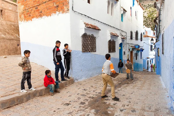 CHEFCHAOUEN, MOROCCO, NOVEMBER 20: kids playing on street of the — Stock Photo, Image