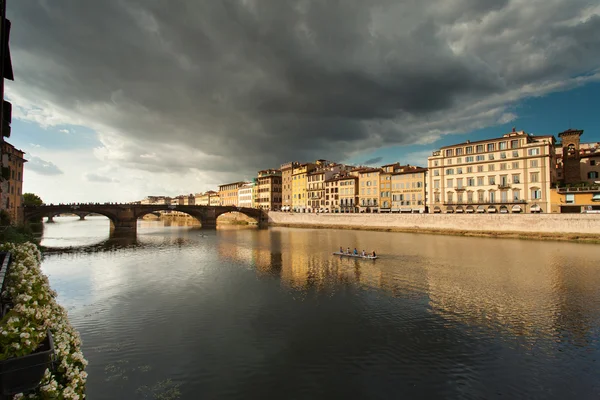Florença, ITÁLIA, SETEMBRO 19: Ponte Vecchio sobre o rio Arno em — Fotografia de Stock