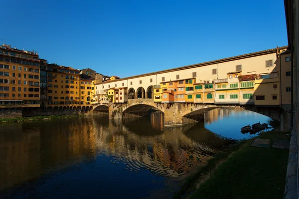 Ponte vecchio át az arno folyó partján, Firenze, Olaszország, Európa — Stock Fotó
