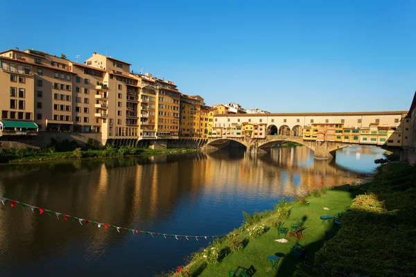 Firenze, Italien, SEPTEMBER 20: Ponte Vecchio over Arno-floden, Fl - Stock-foto