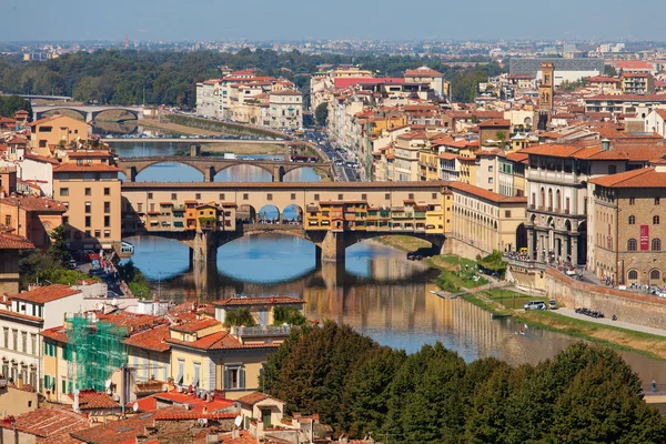 Vista panorámica del Ponte Vecchio (Puente Viejo), Florencia, Italia — Foto de Stock