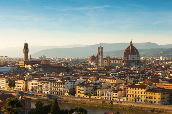 Cathedral Santa Maria Del Fiore with Giotto 's Campanile at sunri — стоковое фото