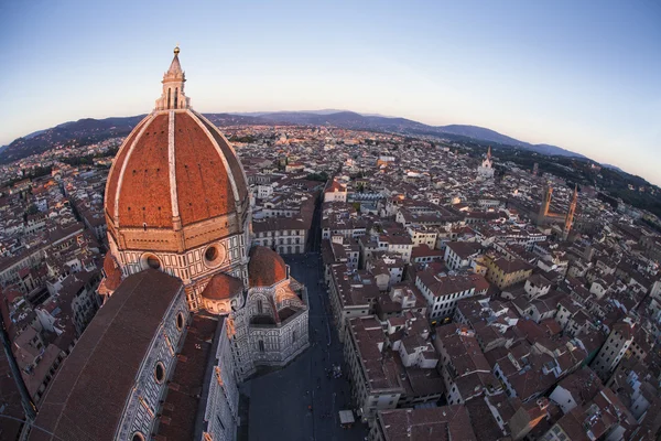 Вид на Дуомо и город Флоренция в итальянской Туске — стоковое фото