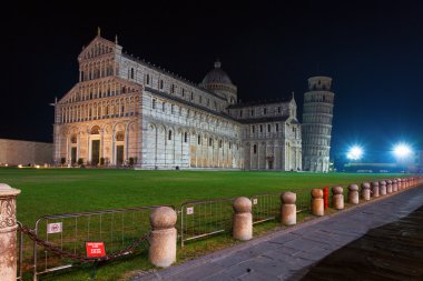 Pisa ile gece leaning tower