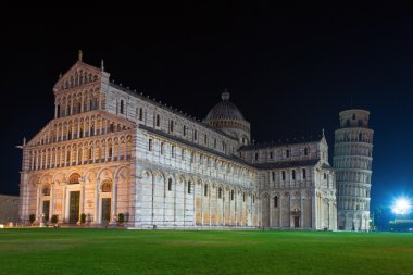 Pisa ile gece leaning tower