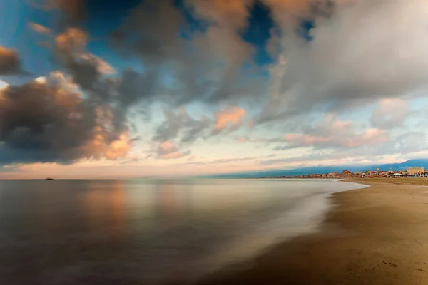 Beach in Viareggio, Italy with clouds moving — Stock Photo, Image