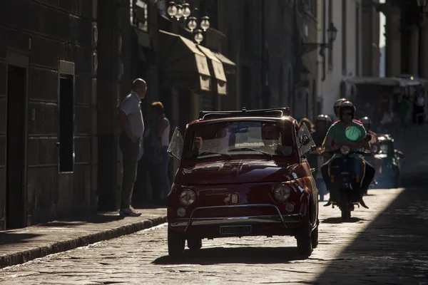 FLORENCE, ITALY - SEPTEMBER 19: old car on the street of Florenc — Stock Photo, Image