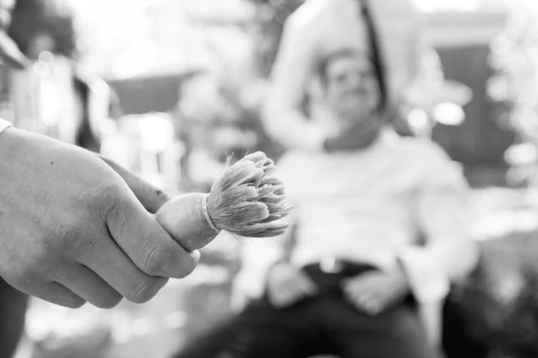 Preparazione dello sposo per la rasatura in bianco e nero — Foto Stock