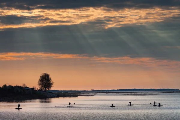Pescadores ao nascer do sol no lago — Fotografia de Stock