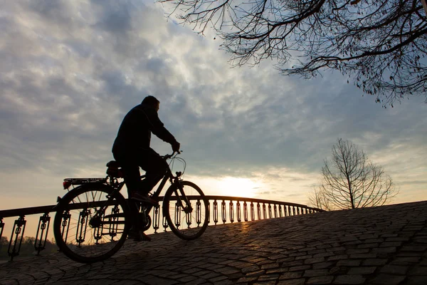 Silhouette of a man on muontain-bike, sunrise — Stock Photo, Image