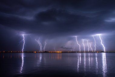 Fırtına ve Lightning'ler gece reflaction bir göl üzerinde