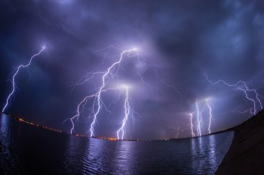 Fırtına ve Lightning'ler gece reflaction bir göl üzerinde